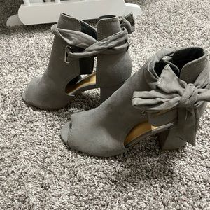 Gray open toed bootie with side bow - size 7
